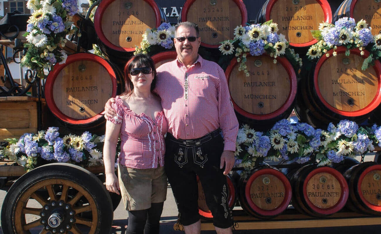 What Color shirt To Wear With Lederhosen